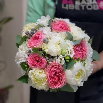 Свадебный букет с пионами и пионовидными розами