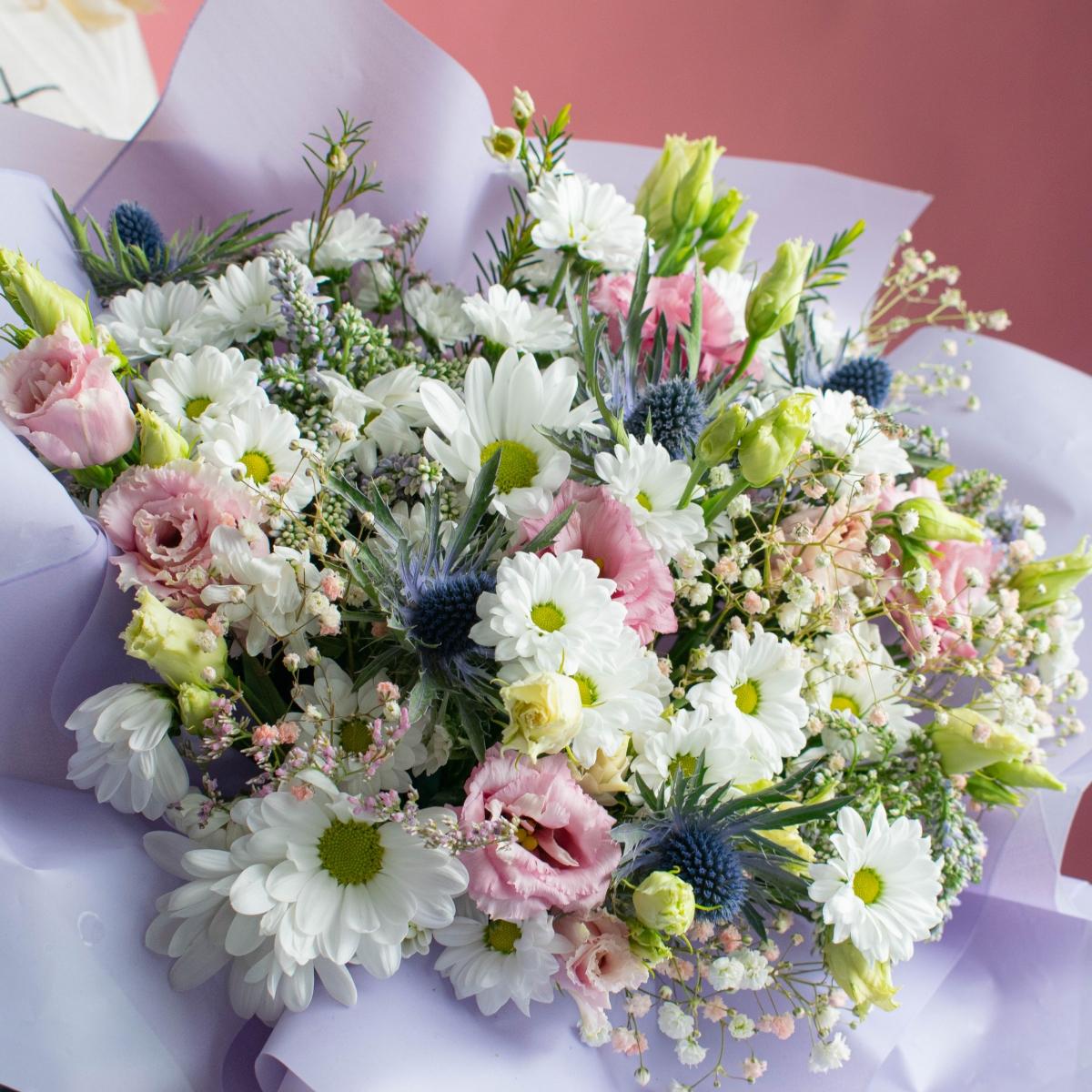 Коробка цветов с хризантемами на день рождения
