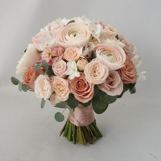 Свадебный букет с разными сортами роз и матиолой