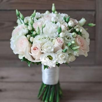 Свадебный букет с 11 розами и 5 лизиантусами