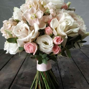 Свадебный букет из роз и брунии