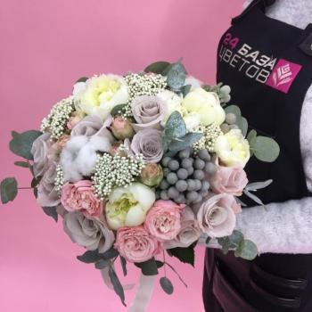 Свадебный букет с пионами и разноцветными розами