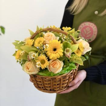 Корзина цветов с розами и орхидеями для мамы