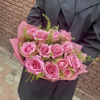 15 розовых роз с грин беллом