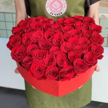 45 красных роз в коробке-сердце