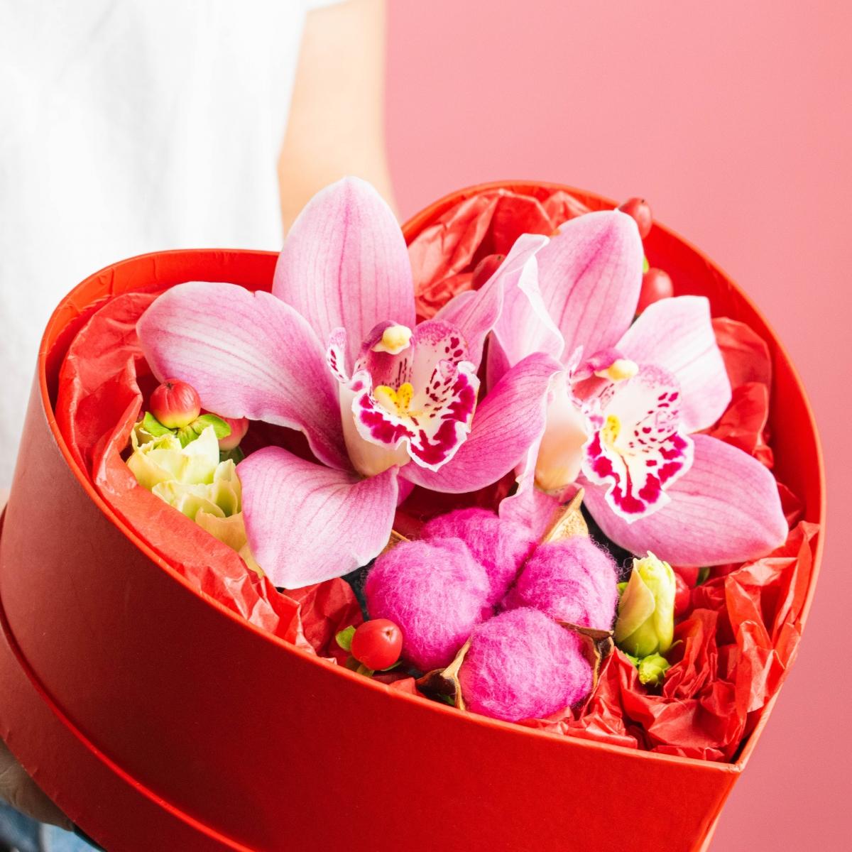 Коробка-сердце с орхидеями и лизиантусами