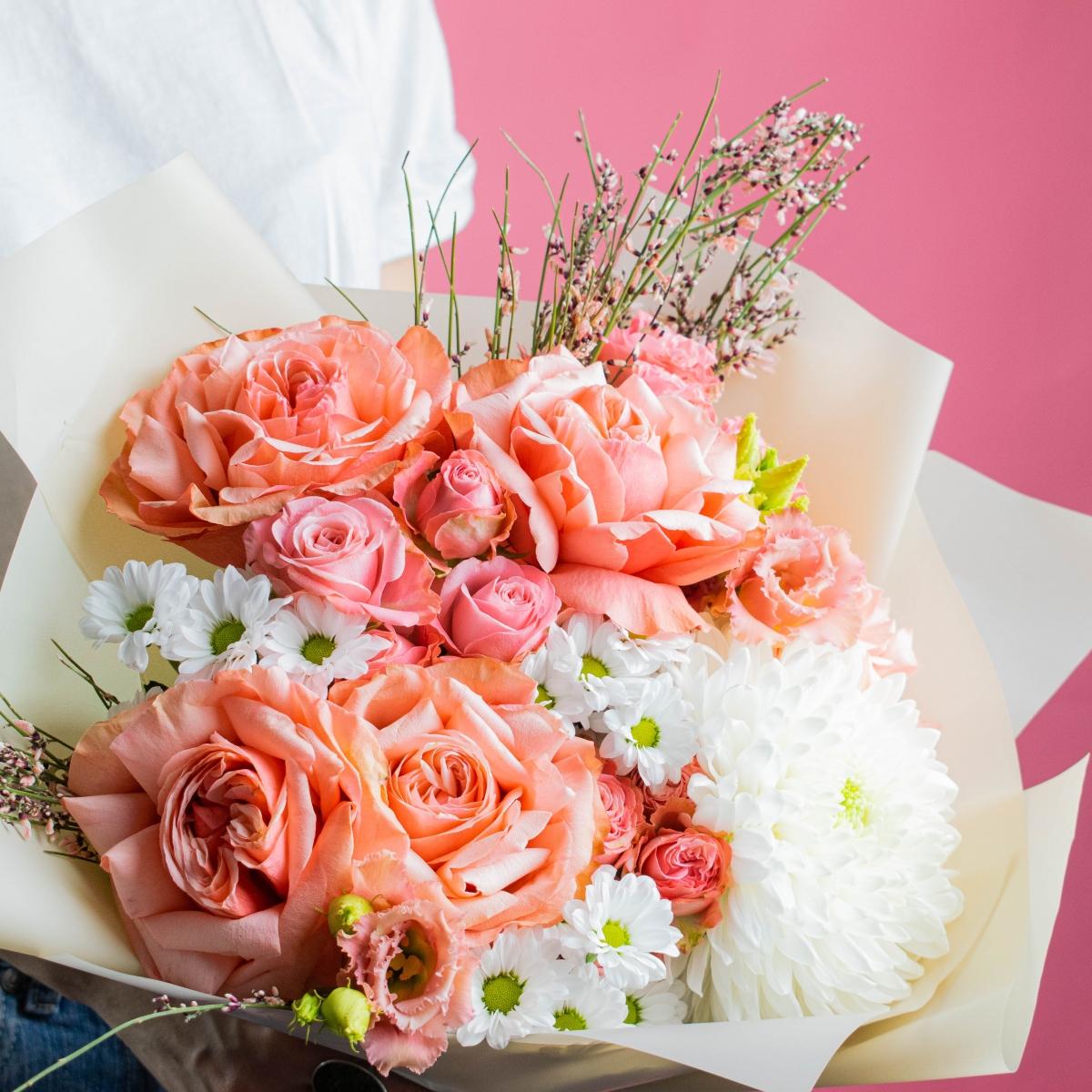 Букет с розами и разными сортами хризантемам