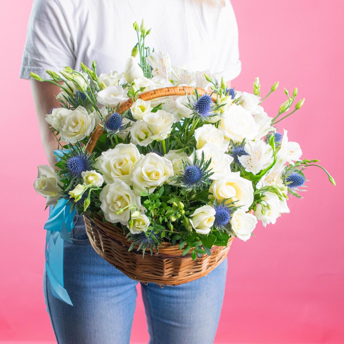 Белые розы с эрингиумом в корзине