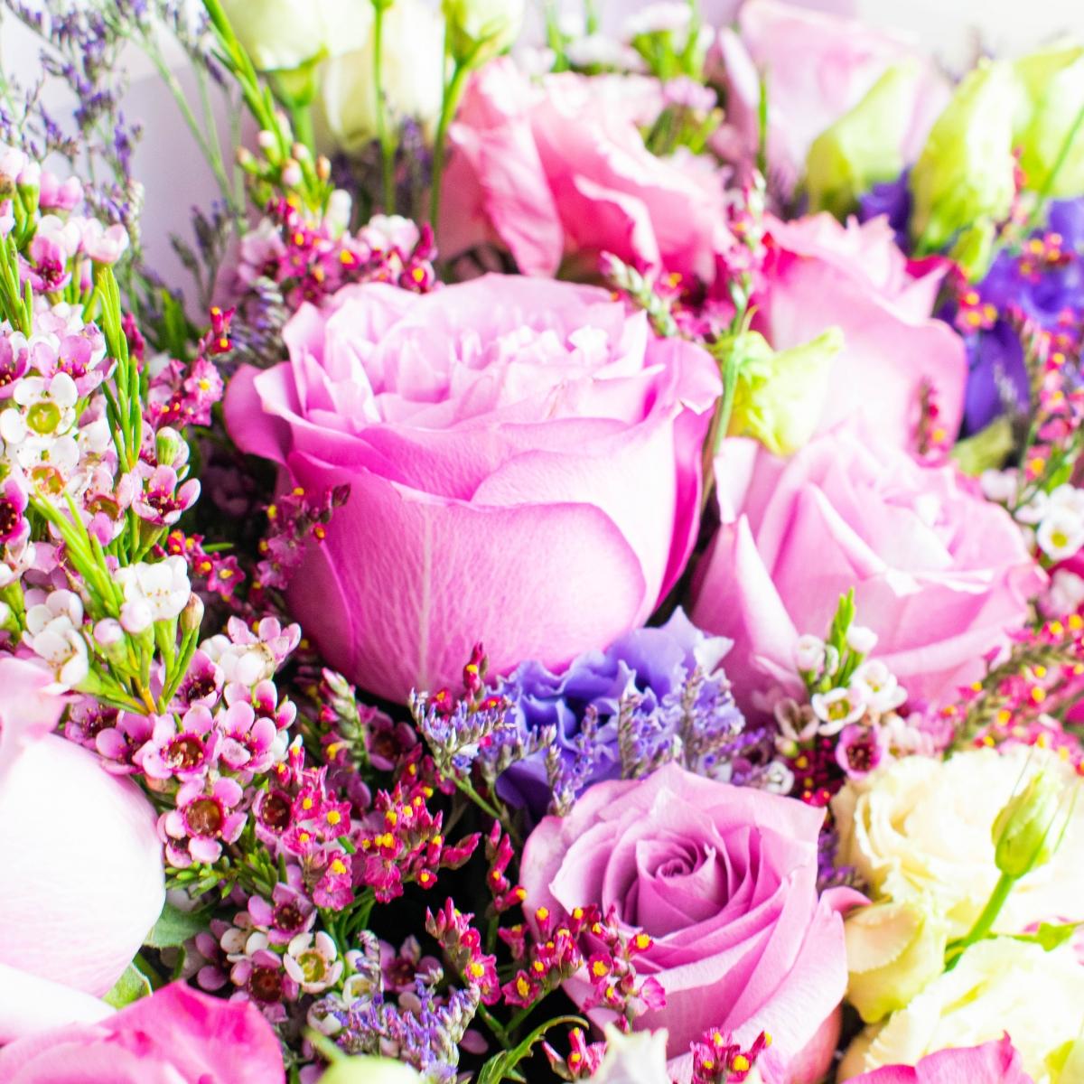 Букет с розовыми розами для мамы