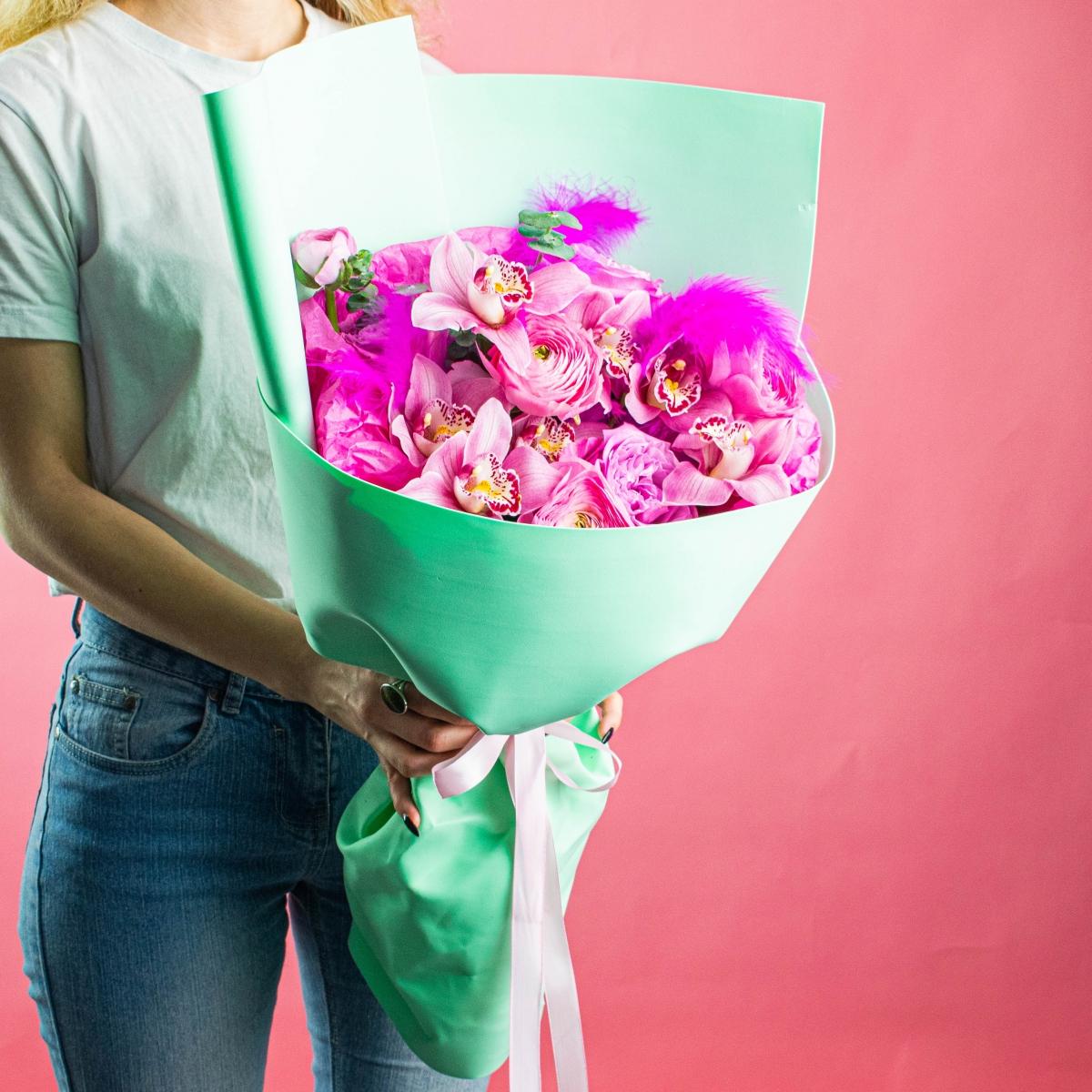 Букет с розовыми орхидеями и розами