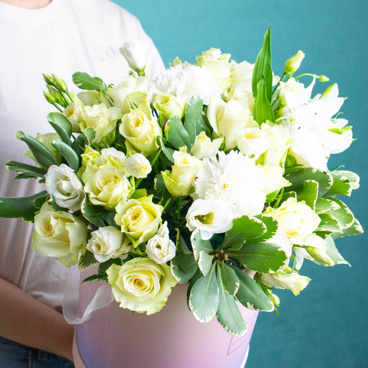 Белые розы с лизиантусами в коробке