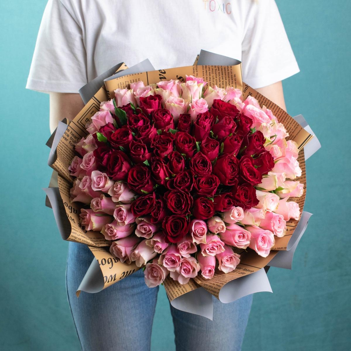 Красные и розовые розы в форме сердца