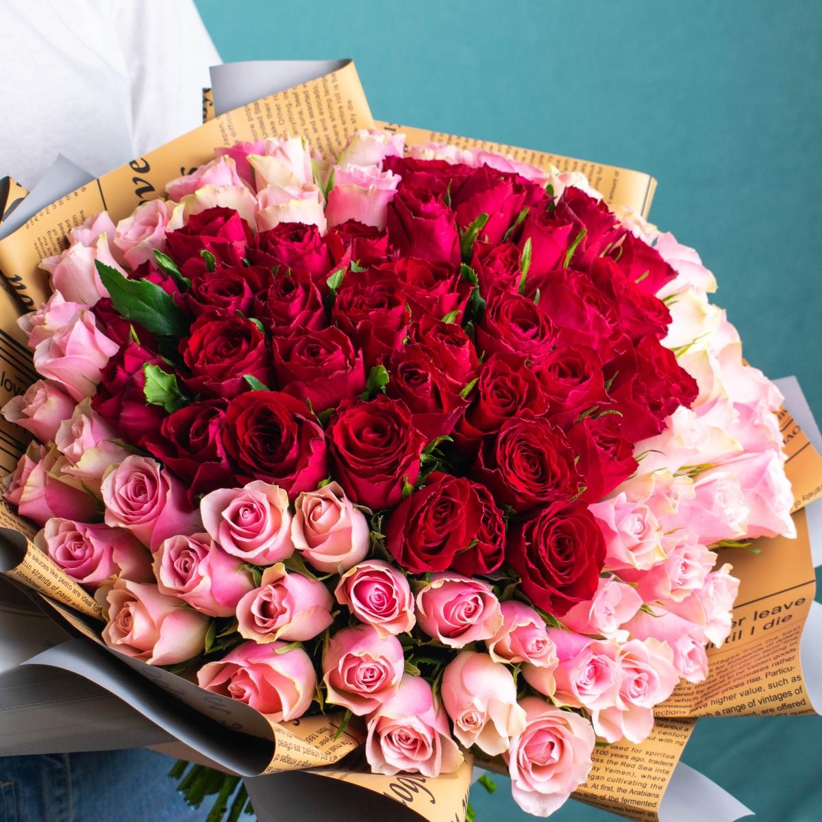 Красные и розовые розы в форме сердца