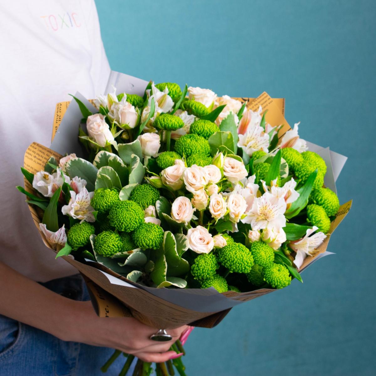 Букет с кустовыми розами и зелёными хризантемами