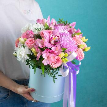 Коробка цветов с орхидеями для мамы