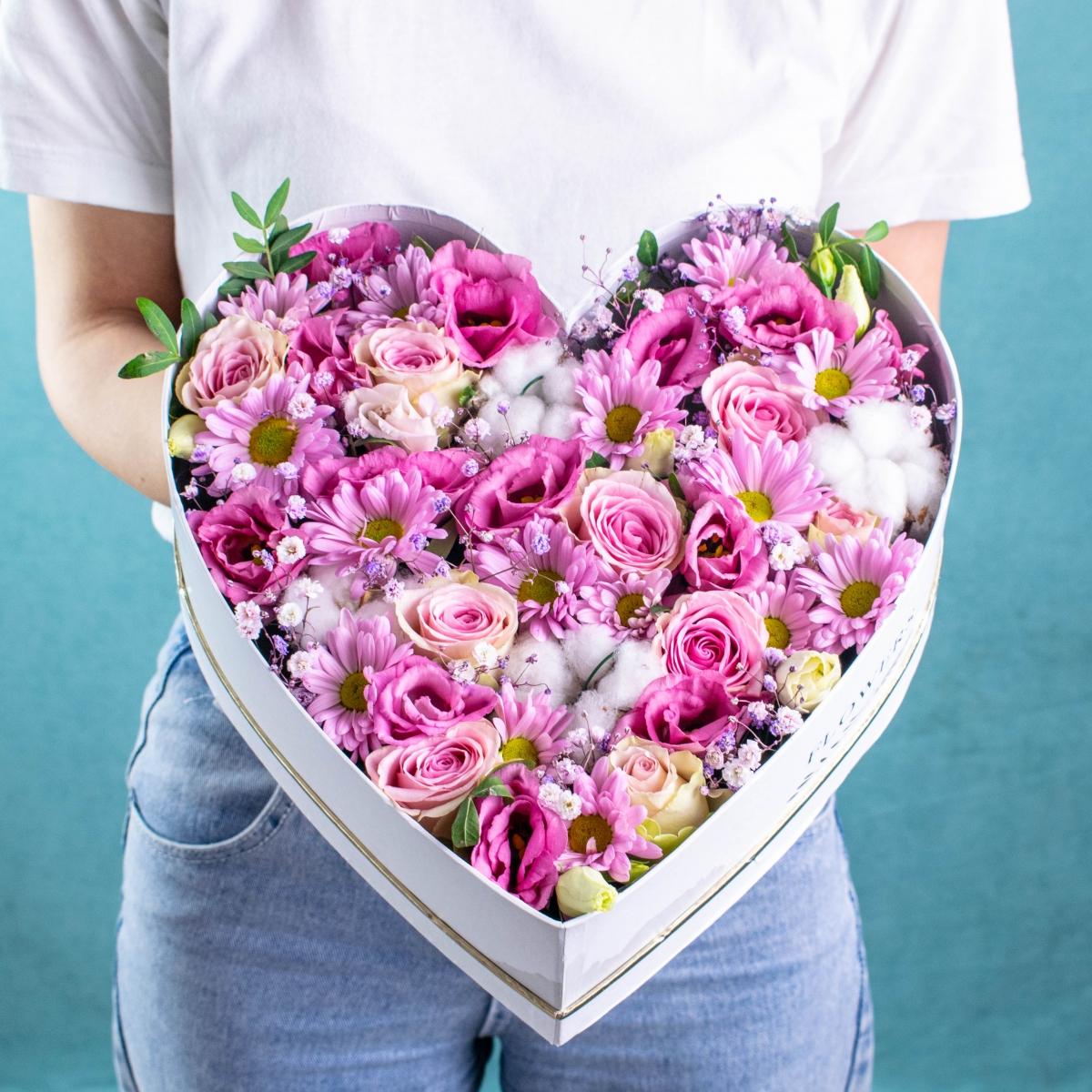 Коробка-сердце с розами и кустовыми хризантемами