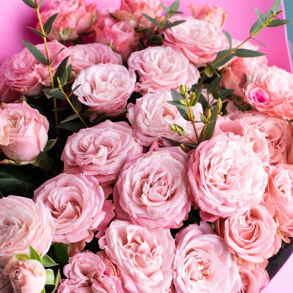 Розовые кустовые розы с эвкалиптом