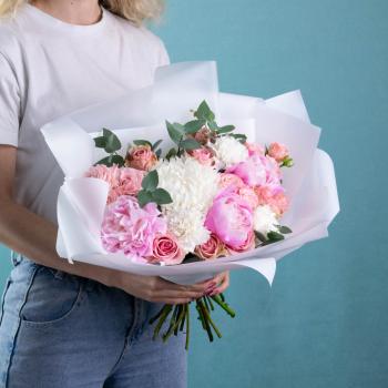 Букет из розовых роз и хризантемы