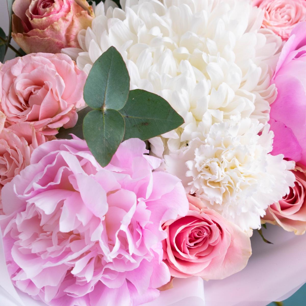 Букет из розовых роз и хризантемы