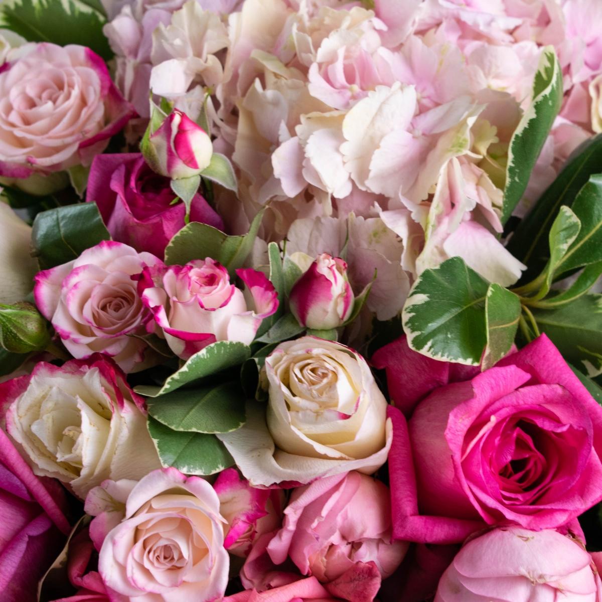 Букет из розовых роз и гортензии