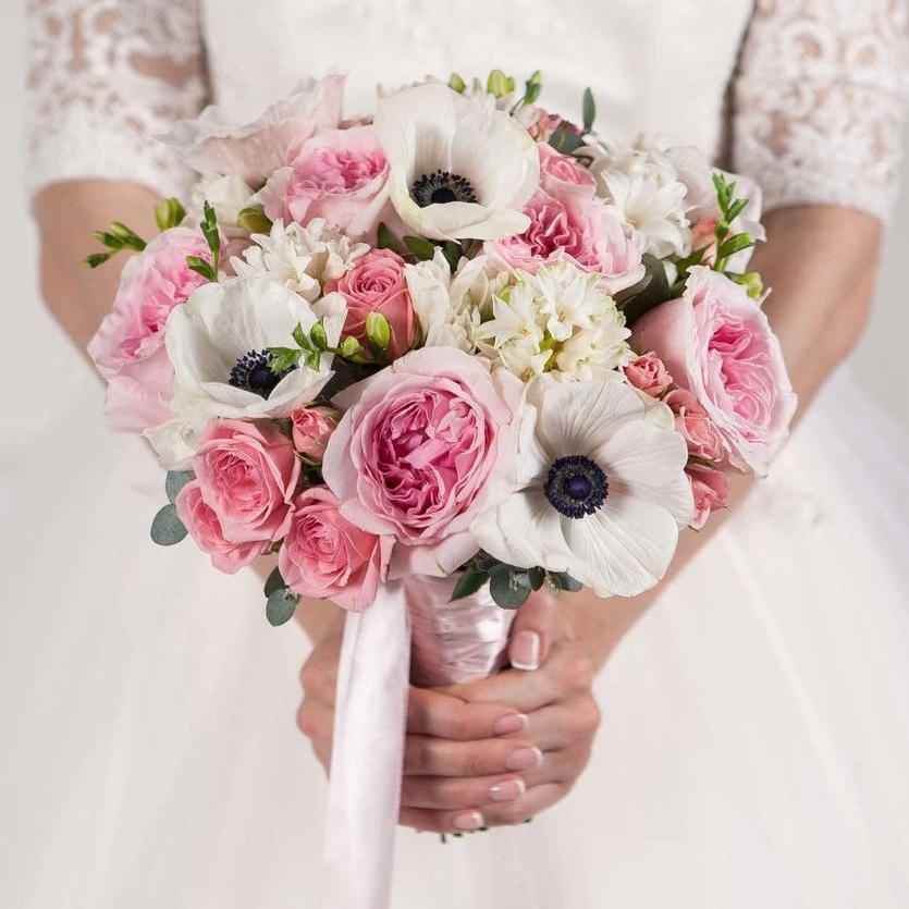 Свадебный букет с розами и анемонами