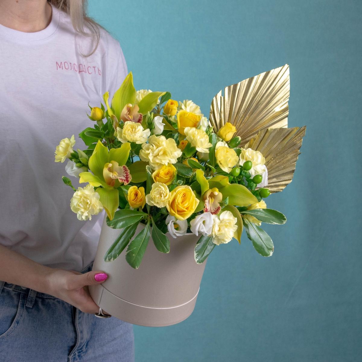 Коробка цветов с кустовыми гвоздиками и орхидеями