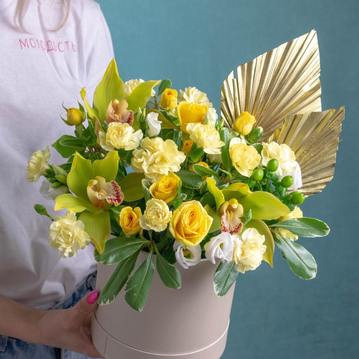 Коробка цветов с кустовыми гвоздиками и орхидеями