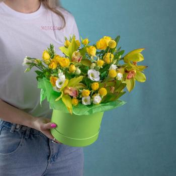 Коробка с жёлтыми кустовыми розами и орхидеями