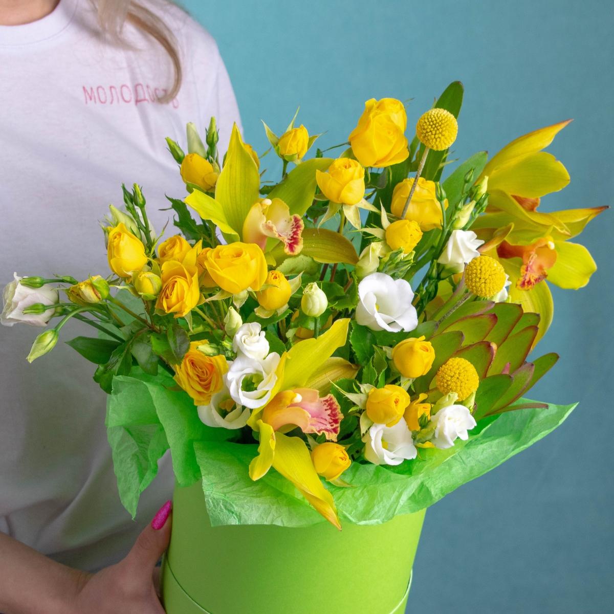 Коробка с жёлтыми кустовыми розами и орхидеями