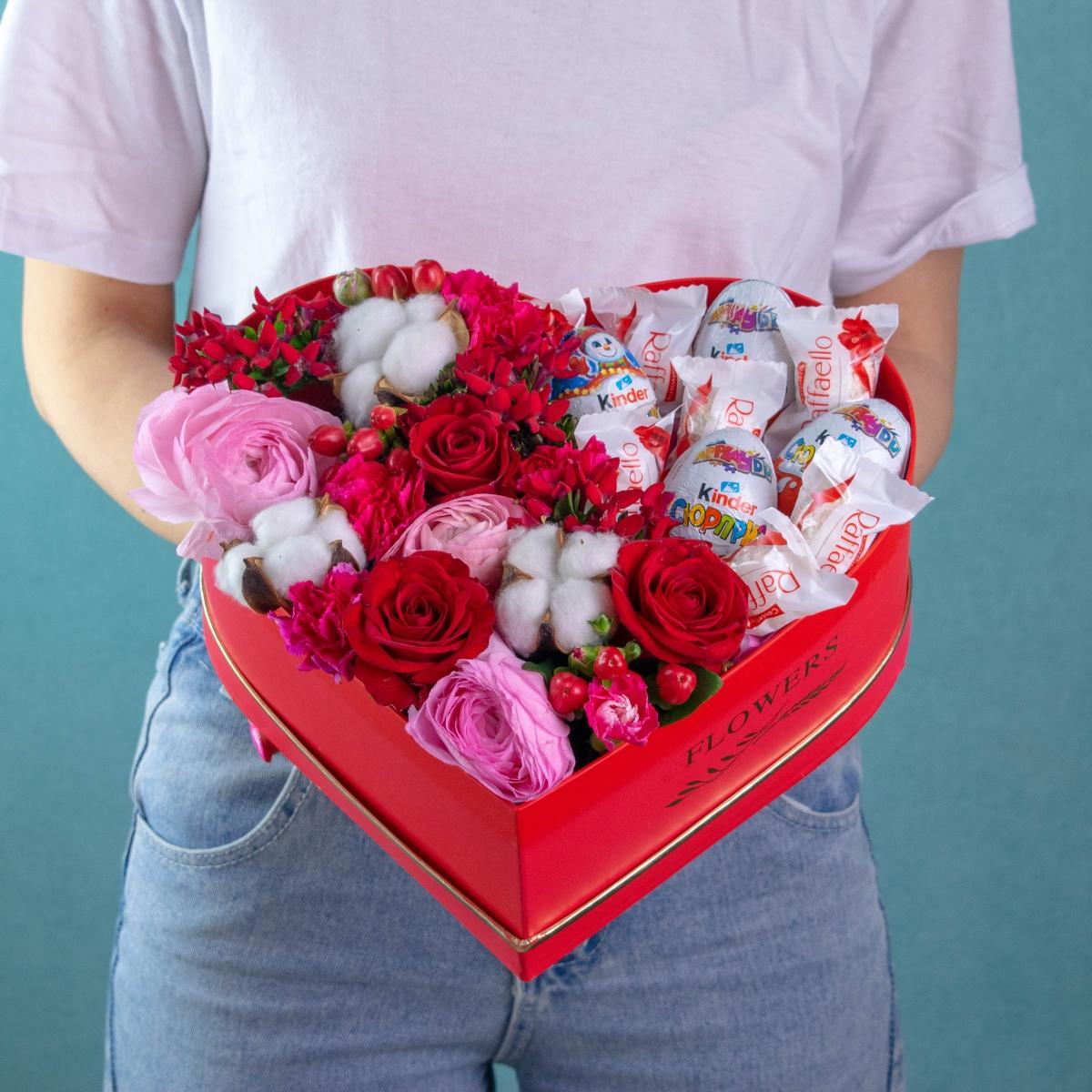 Коробка-сердце с розами, бувардией и конфетами