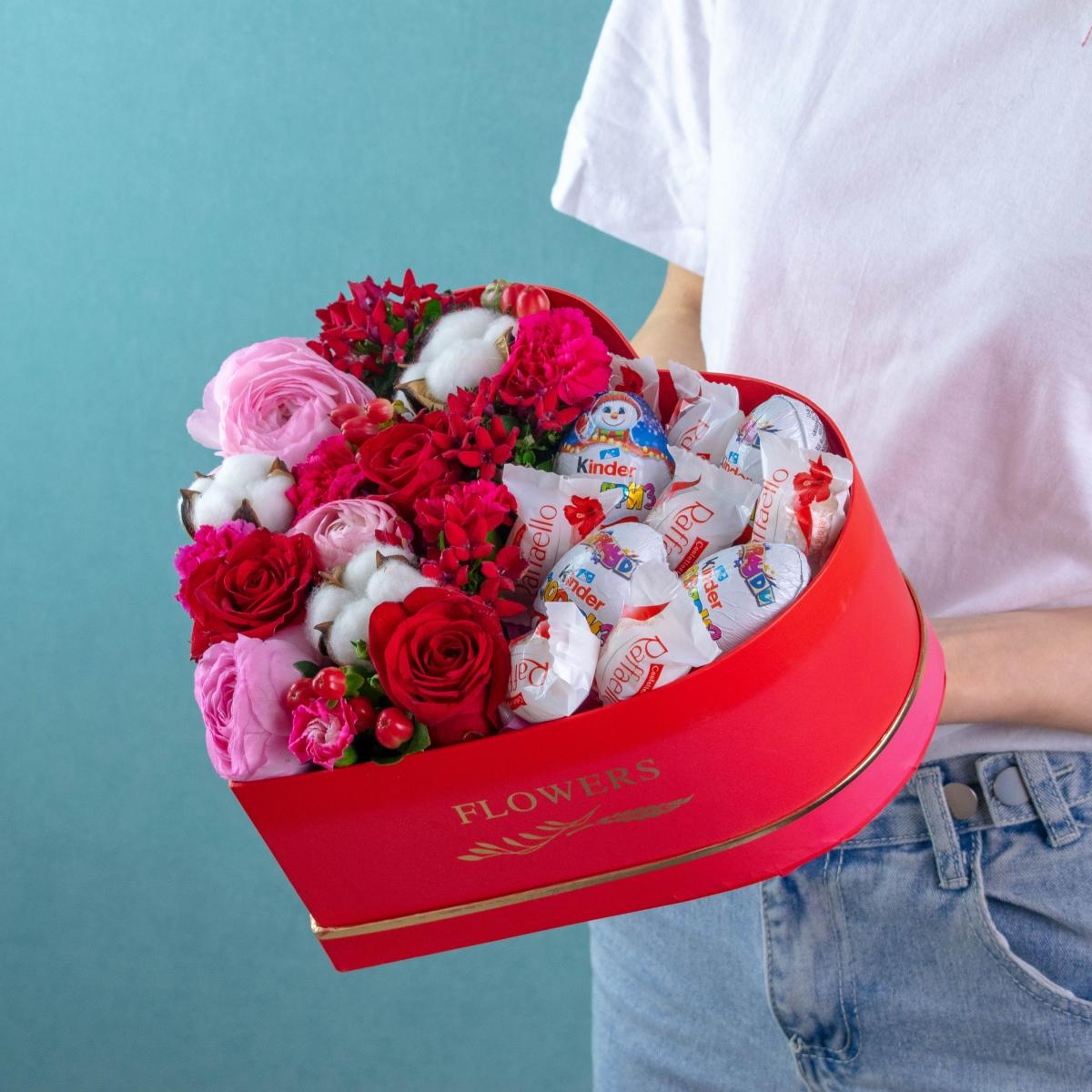 Коробка-сердце с розами, бувардией и конфетами