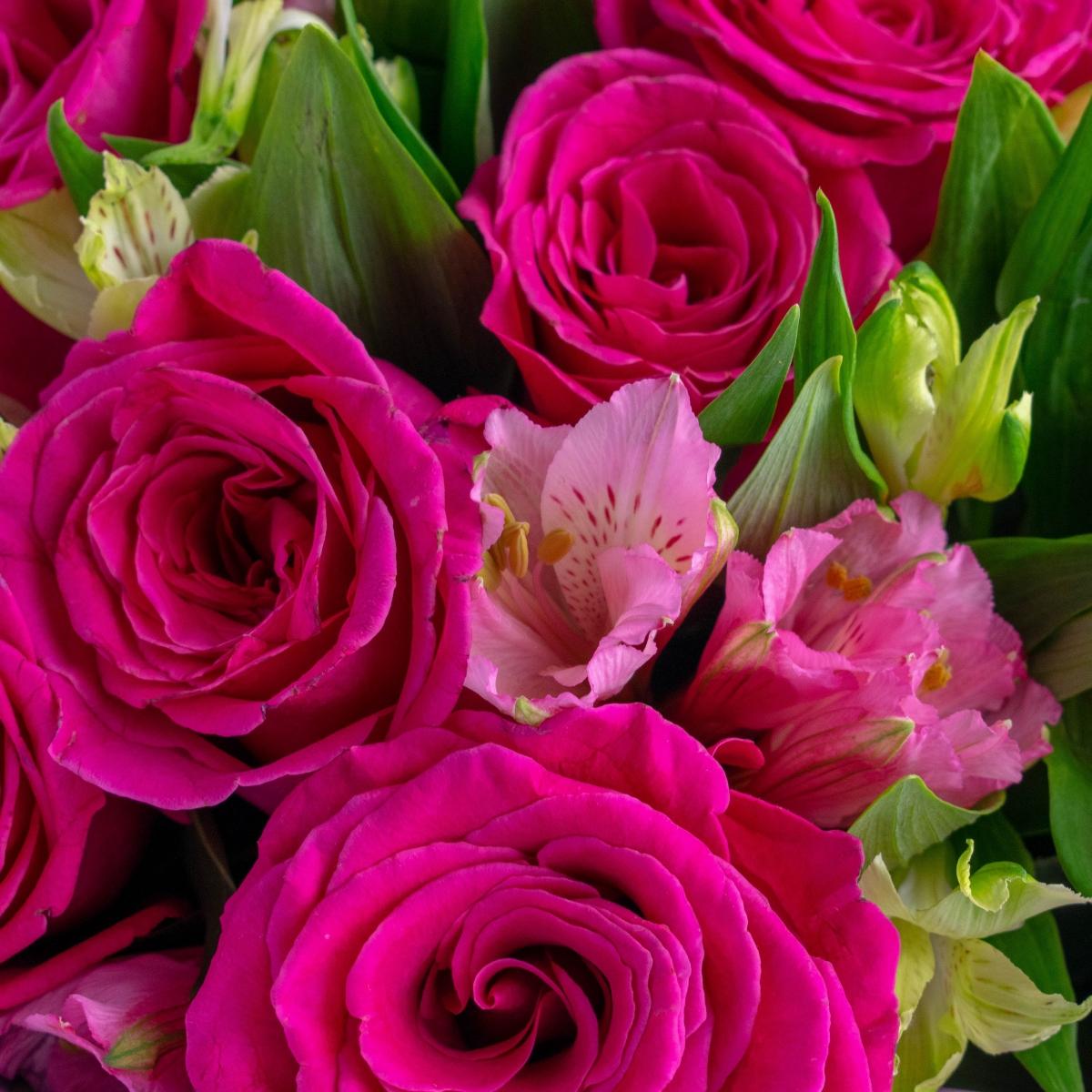 Розовые розы с альстромерией и фисташкой