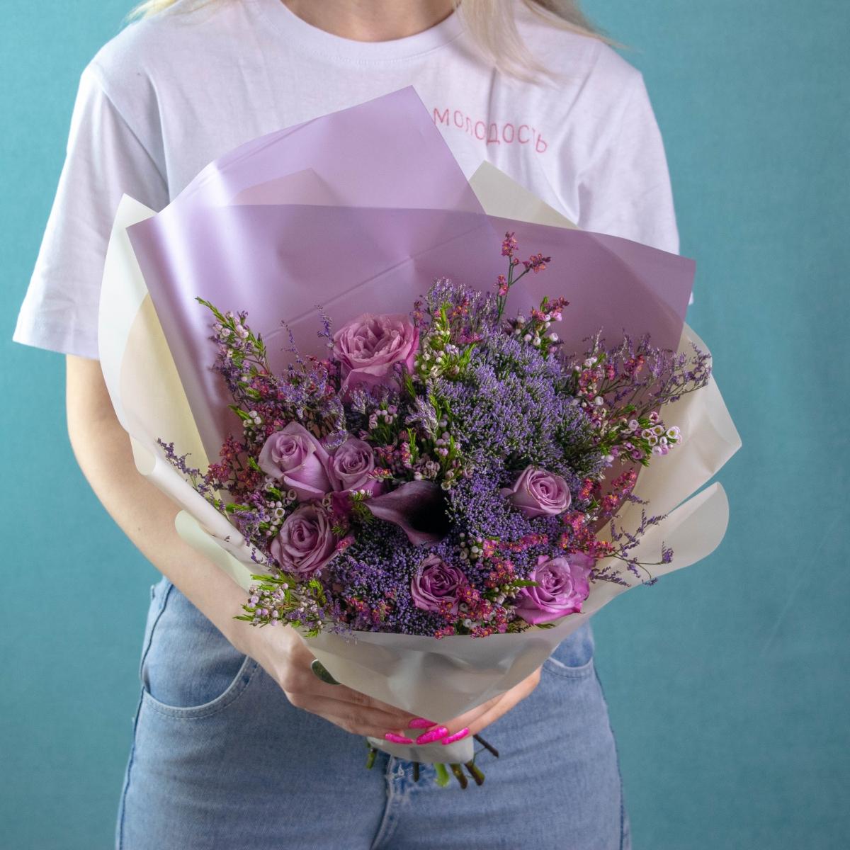 Букет с 7 фиолетовыми розами и ваксфлавером