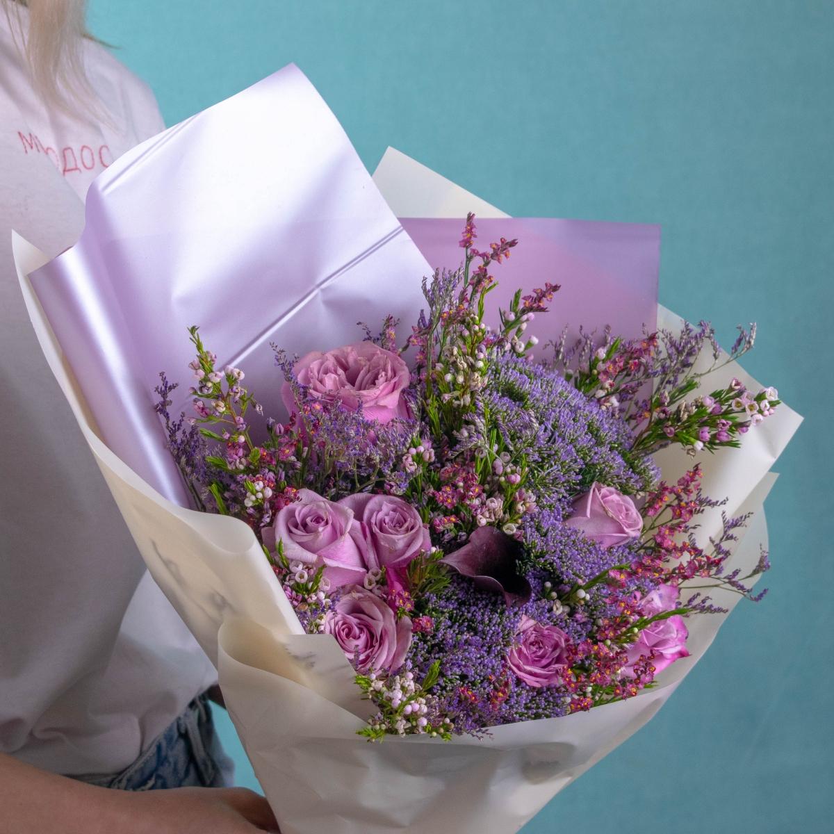 Букет с 7 фиолетовыми розами и ваксфлавером