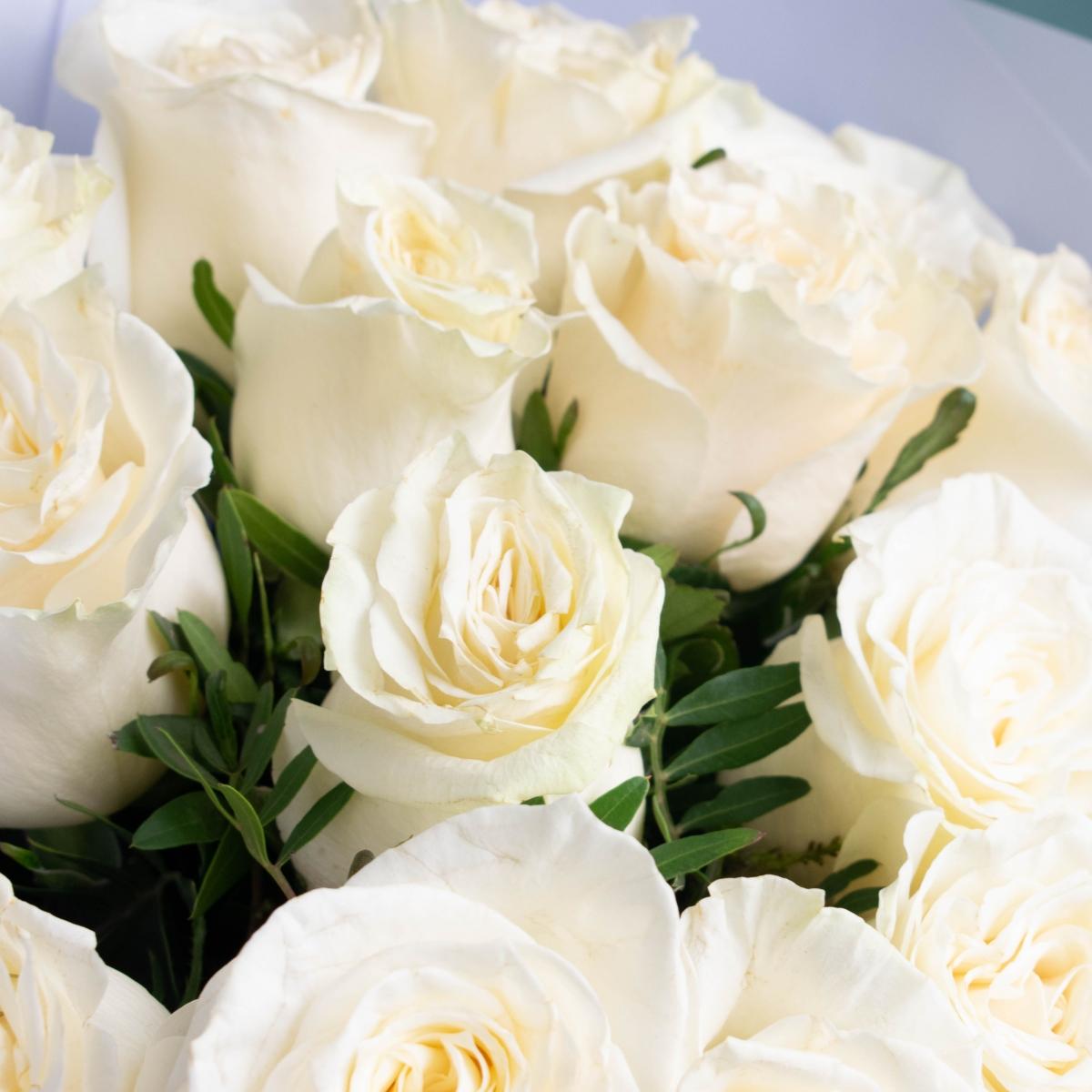 Белые розы с фисташкой