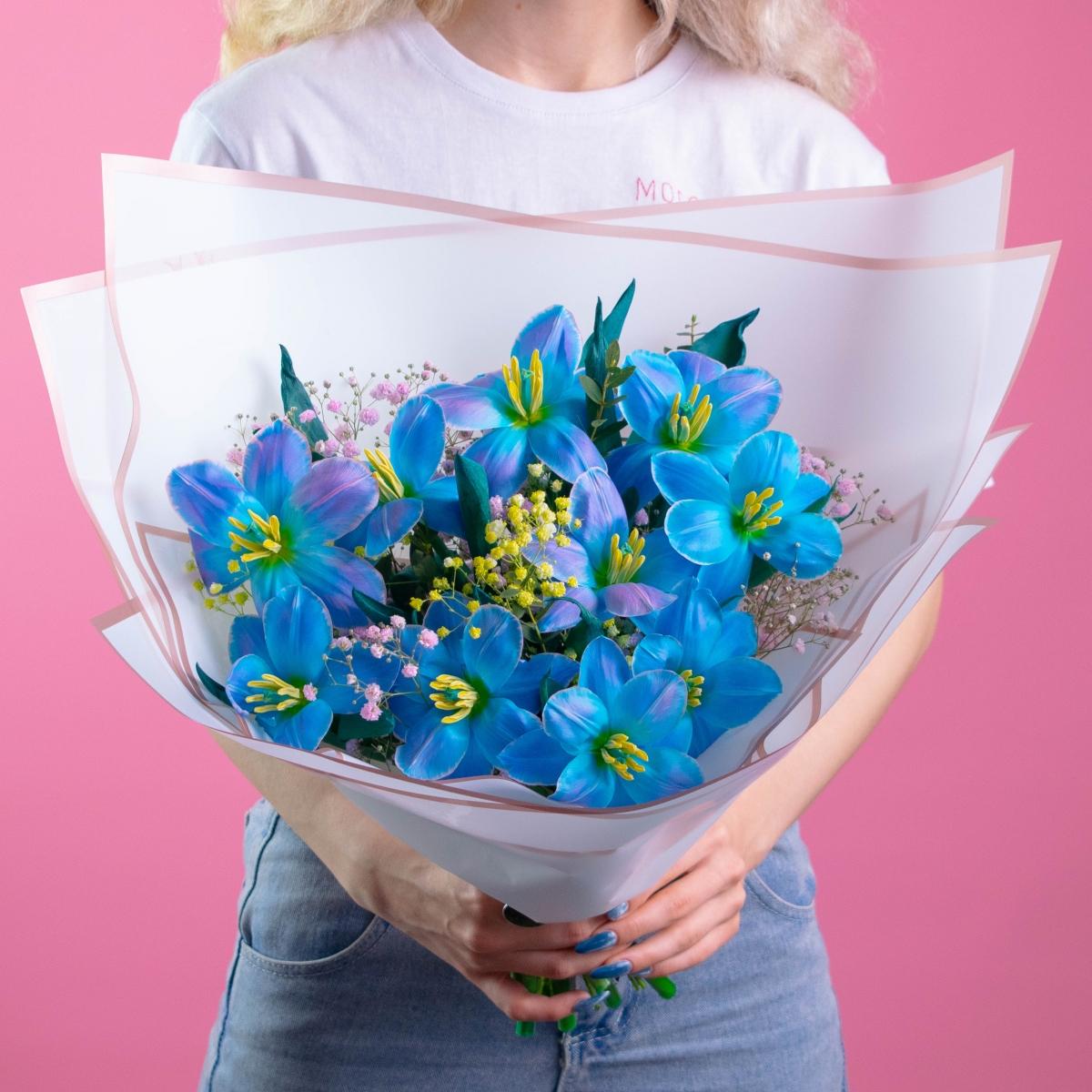 11 голубых тюльпанов с гипсофилой