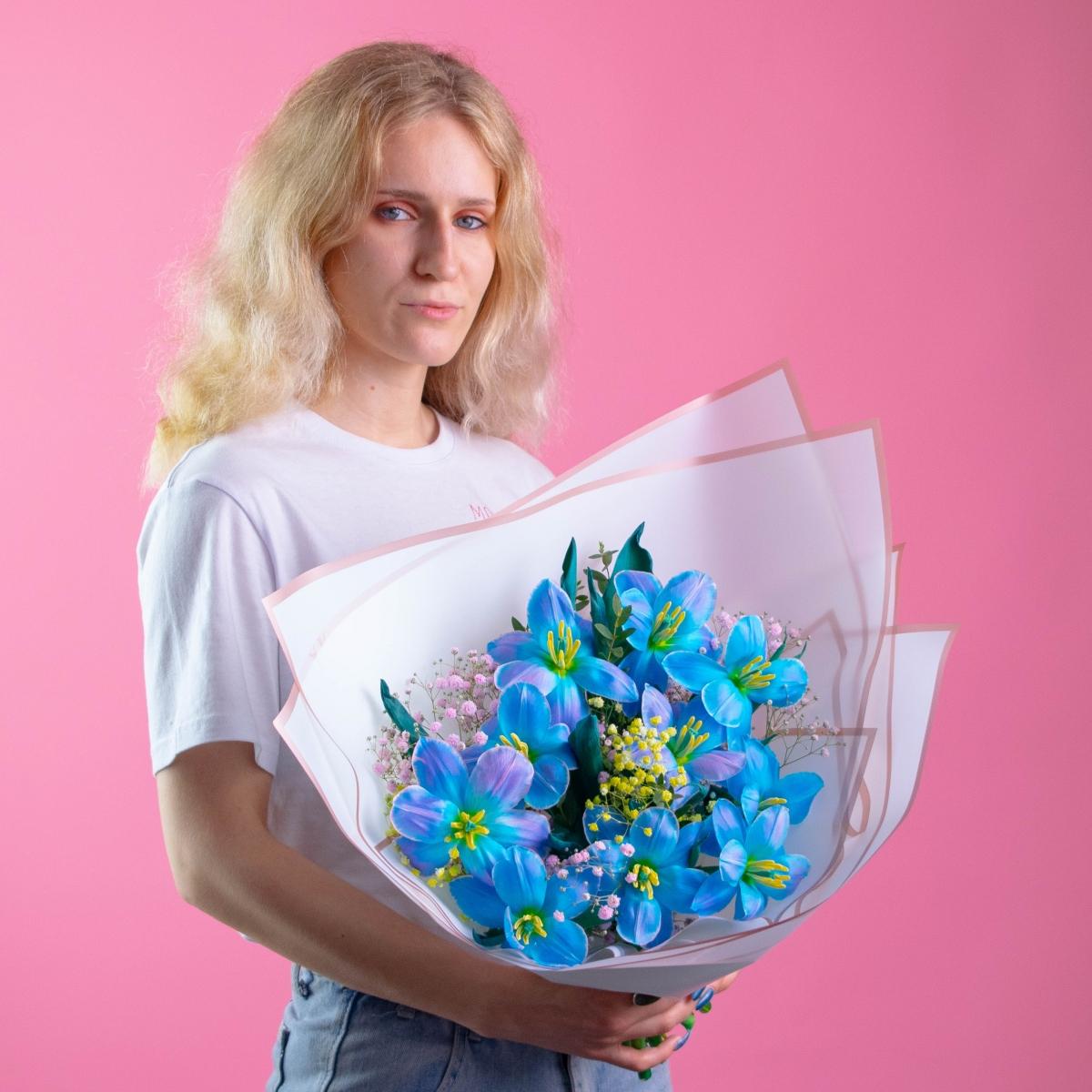 11 голубых тюльпанов с гипсофилой