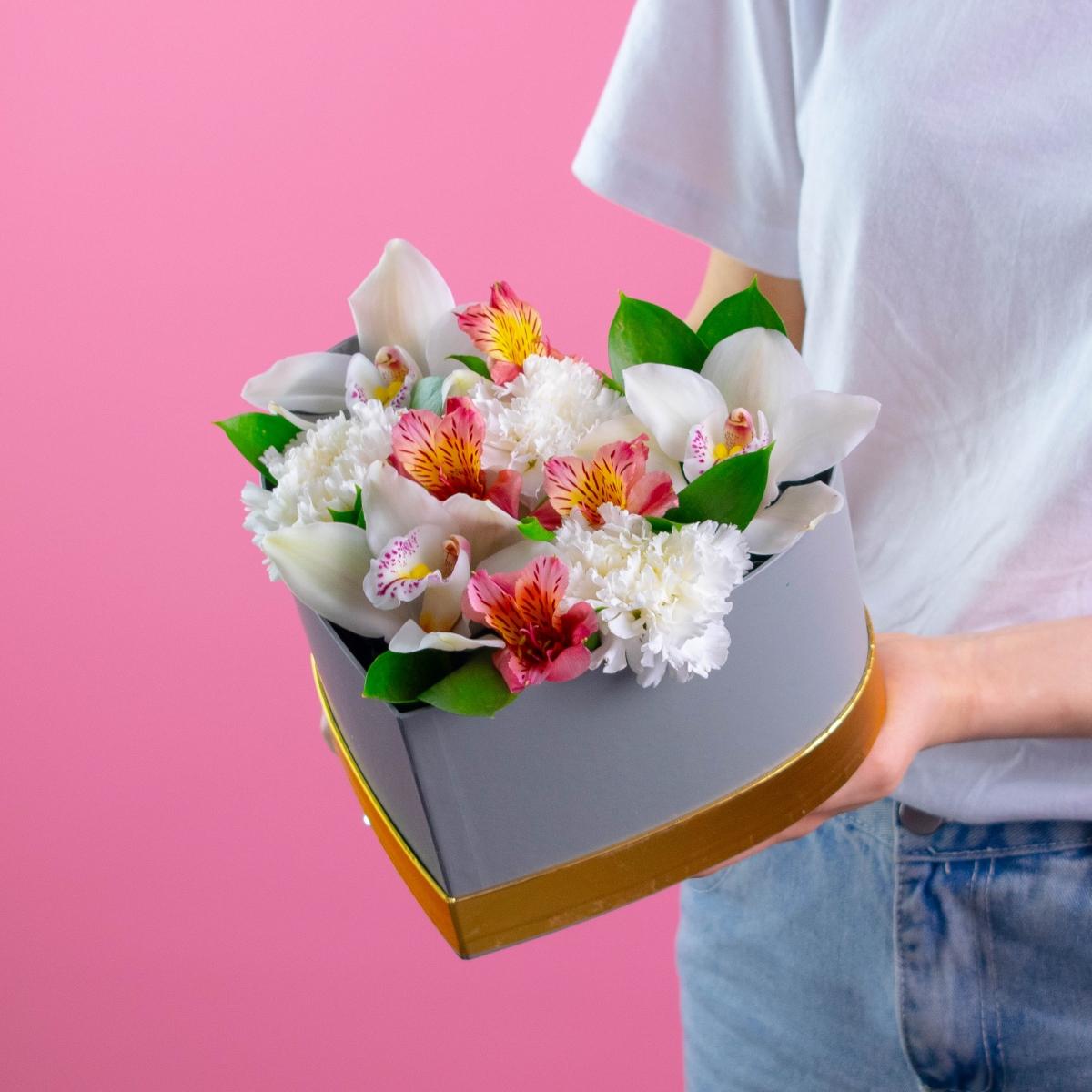 Орхидеи и гвоздики в коробке-сердце