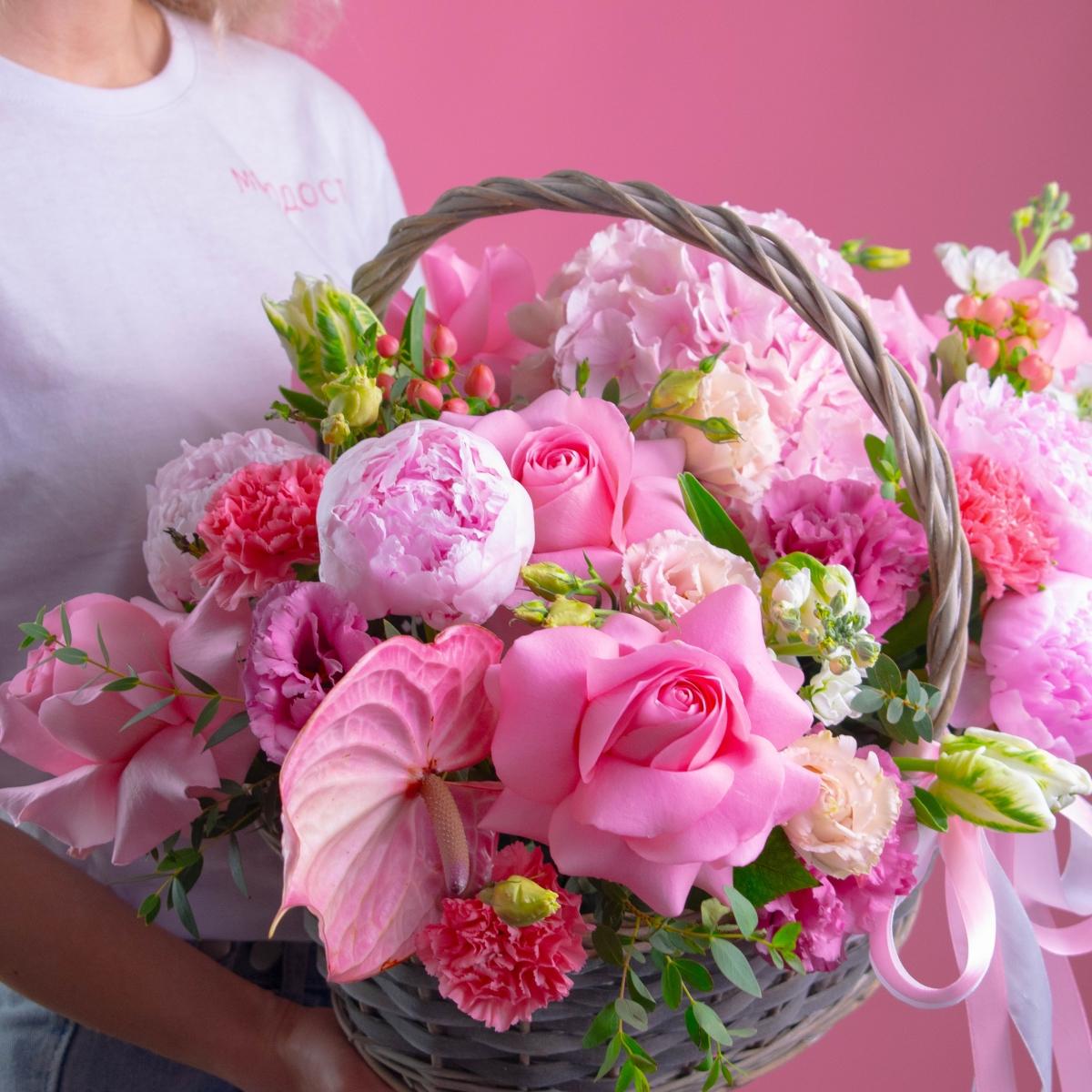 Корзина цветов с пионами для мамы