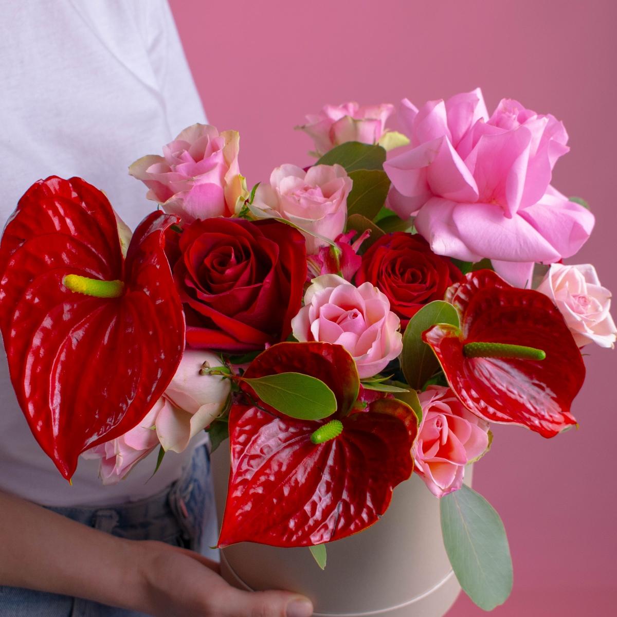 Красные и розовые розы с антуриумом в коробке