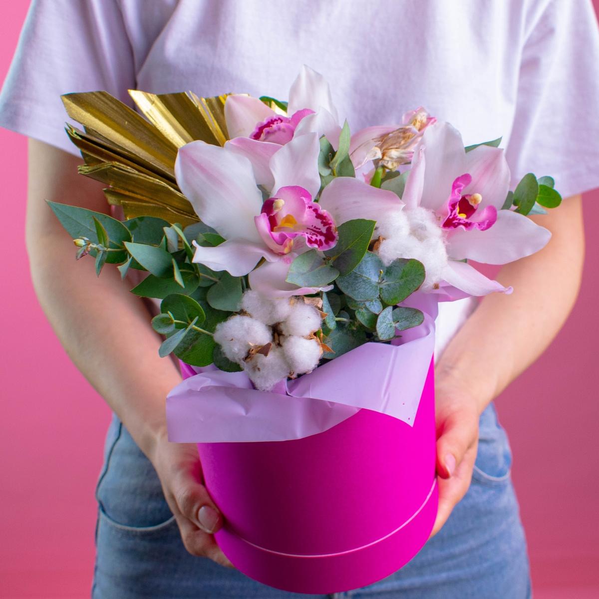 Коробка цветов с тюльпанами и орхидеями