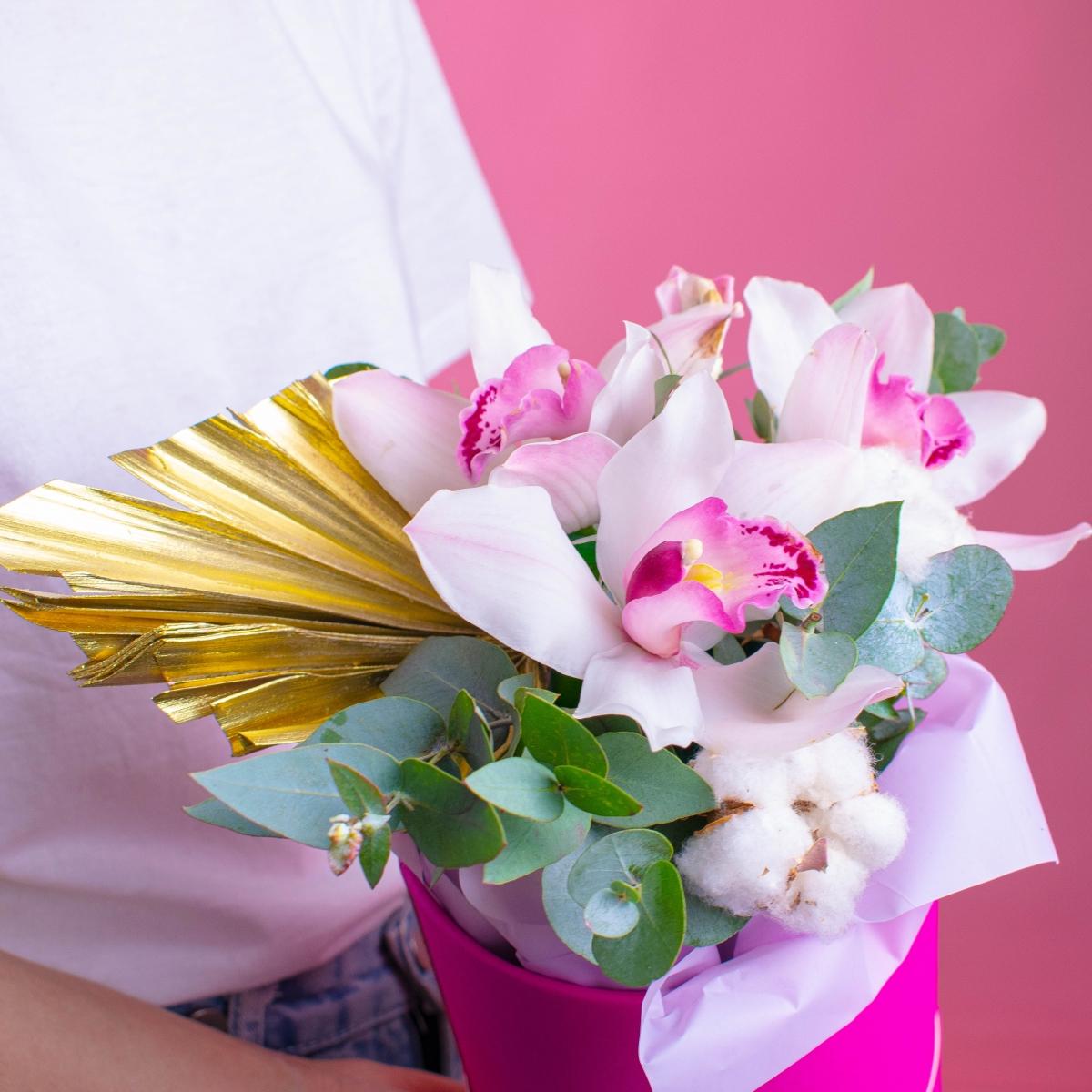 Коробка цветов с тюльпанами и орхидеями