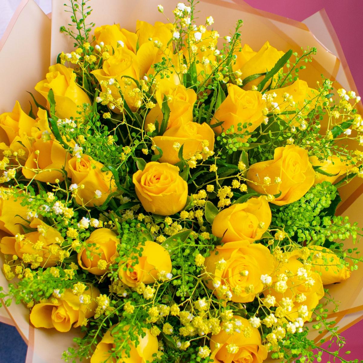 Жёлтые розы с гипсофилой
