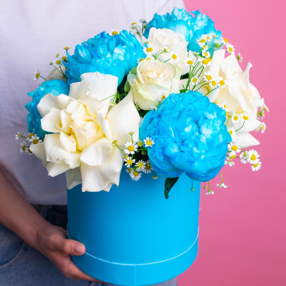 Коробка цветов с синими пионами и розами