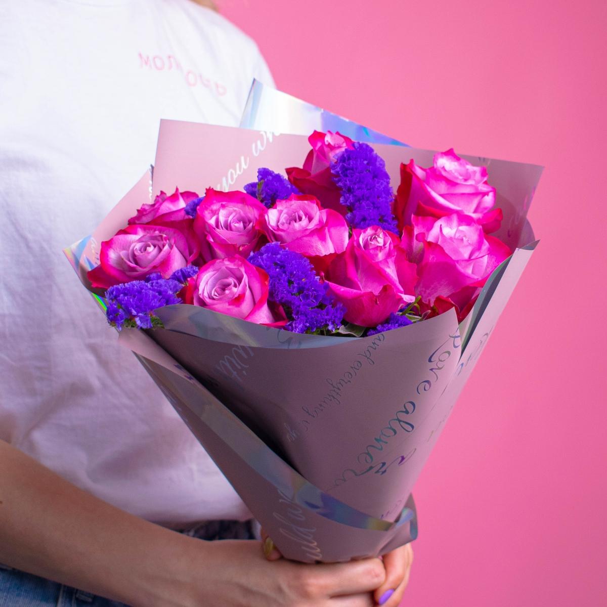 9 розовых роз со статицей
