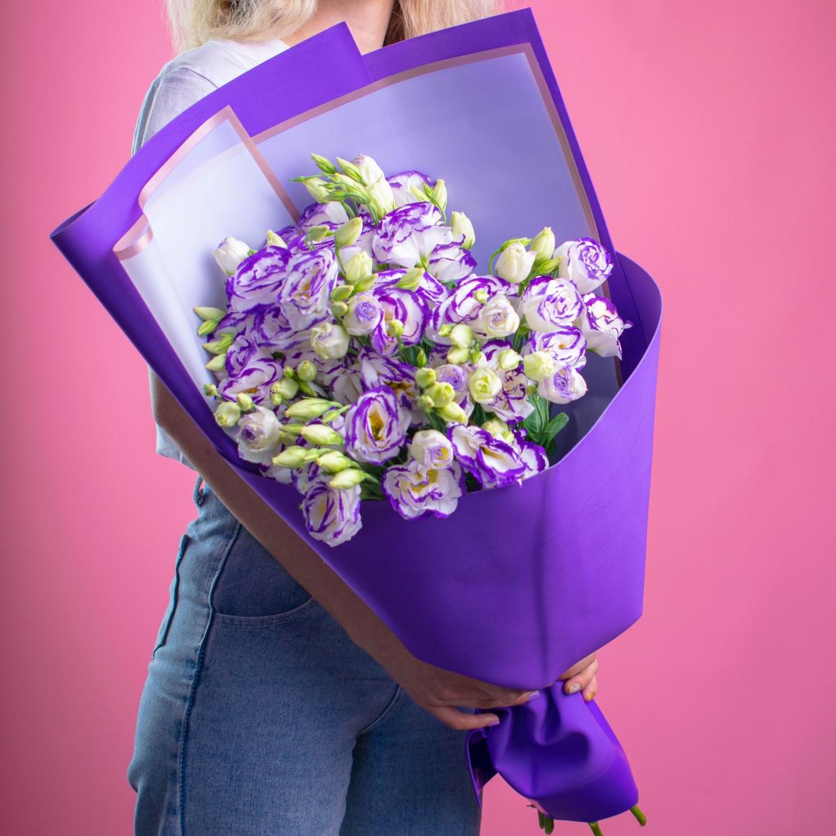 Букет с фиолетовыми лизиантусами
