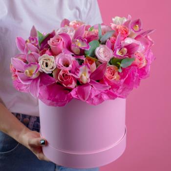 Розовые розы с цимбидиумом в коробке