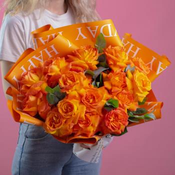 15 оранжевых роз с эвкалиптом