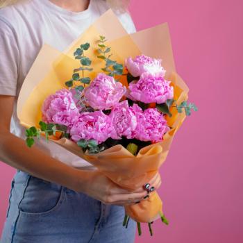 7 розовых пионов с эвкалиптом