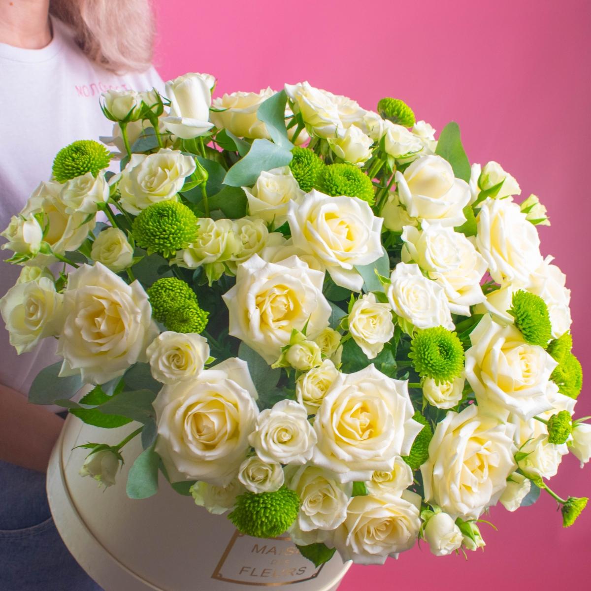 41 белая роза и хризантемы в коробке